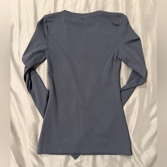ARITZIA ORIGINAL CONTOUR THUMBHOLE LONGSLEEVE - Picture 3 of 5